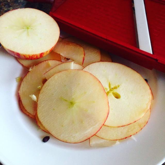 nordic salad, slice apples